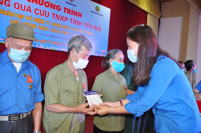 Lãnh đạo Tỉnh đoàn Yên Bái trao quà cho các hội viên Hội Cựu TNXP nhân kỷ niệm 71 năm Ngày truyền thống lực lượng TNXP Việt Nam.